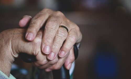 Cuáles son las causas del maltrato a personas adultas mayores