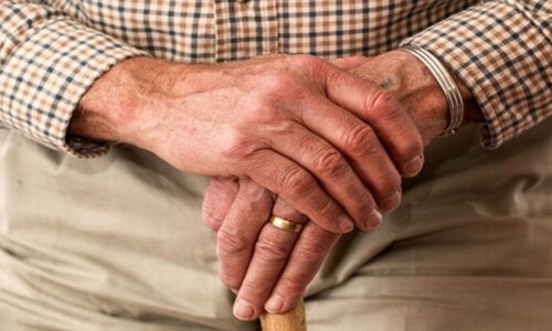 Cómo registrar a la persona auxiliar para la pensión de adultos mayores